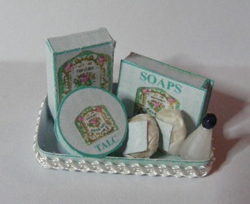 GREEN TOILETRY TRAY